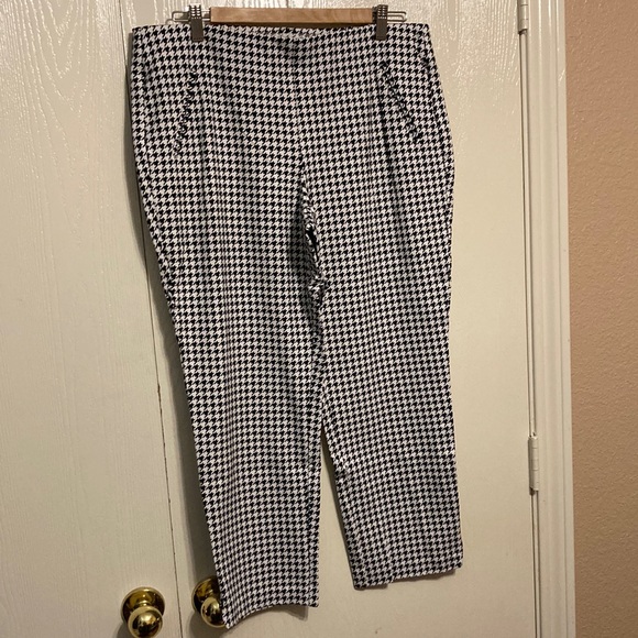 Chico's Pants - Chico’s Houndstooth ankle pants size 2